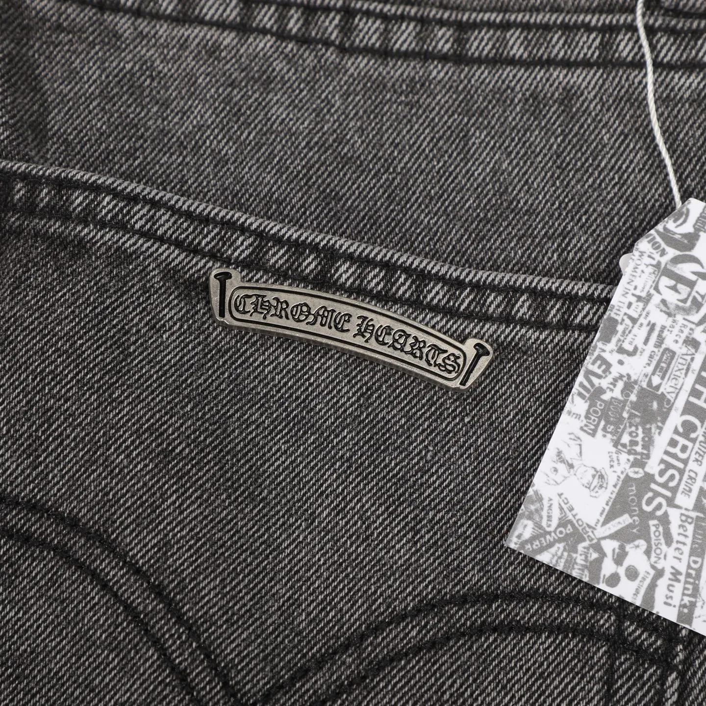 P280 GALLERY DEPT & Chrome heart Co-branded colorful leather cross loose washed flared jeans that truly restore the ultimate vintage texture. The original hardware and accessories are washed and other elevators. The QR code analysis is all purchased from the original factory. The degree of restoration is high. You are welcome to compare with a certain product ~ Three-dimensional version Loose and comfortable without being too picky about your body shape Make you taller and slimmer Factory Seiko Original factory quality control Same style for men and women Can be matched with couples Versatile recommendation Necessary jeans D332 for all seasons Trendy people have been disappointed. From the quality selection of fabrics, the tailoring of details, and the matching of patterns, everything is impeccable! The upper body is so handsome when worn...it can be easily worn by men, women and children! The craftsmanship is made of heavy-duty washed pure cotton denim fabric. After washing, it is soft and thick and looks very stylish when worn. Size: 28/30/32/34/36 Waist: 70/75/80/85/90 Knee: 44.5/46/47.5/49/50.5 Pants length: 102/104/106/108/110